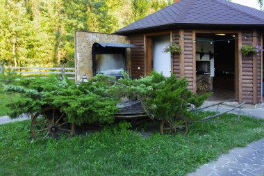 Bir özel ev duvarın yanında Barbekü