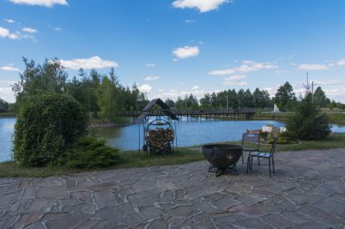 Özel bir göl üzerinde bir köprü ile bir ada