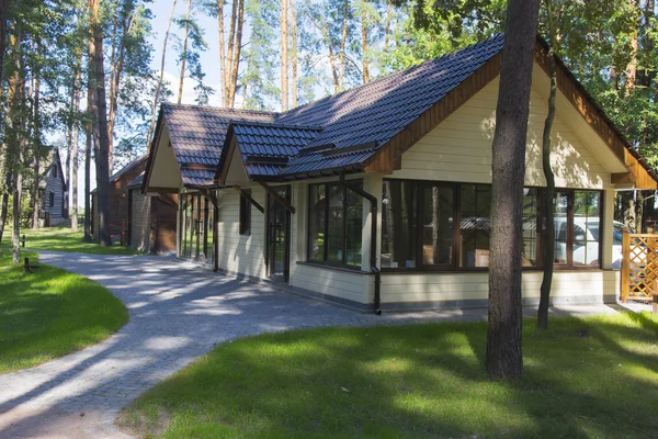 Holzhütte im Kiefernwald im Sommer — Stockfoto