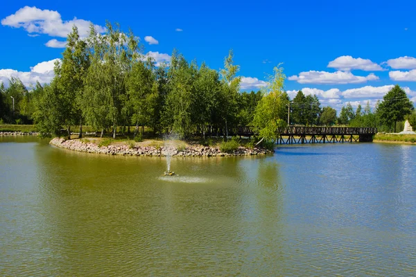 Isola con ponte su un lago privato — Foto Stock