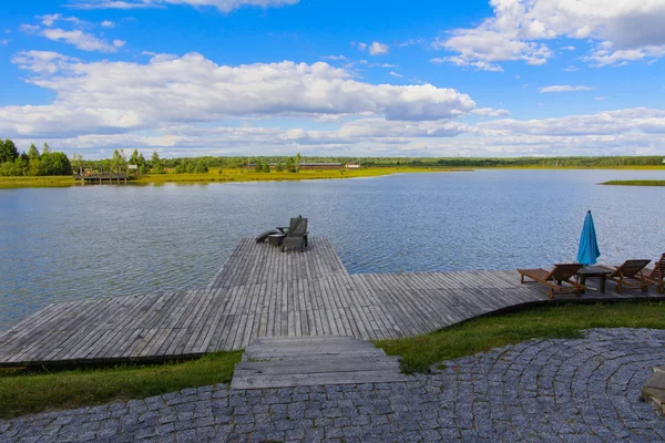 El puente para la recreación y la pesca en un lago privado . Imagen De Stock