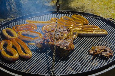 Kızarmış et ve sosis büyük bir ızgara üzerinde büyük boyutta