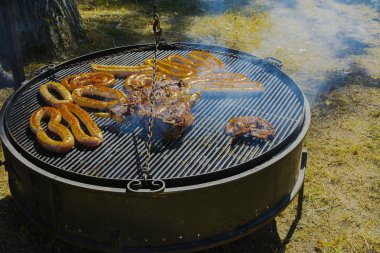 Kızarmış et ve sosis büyük bir ızgara üzerinde büyük boyutta