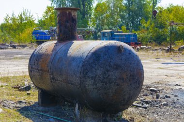 Endüstriyel zo terkedilmiş bir fabrikada eski paslı konteyner