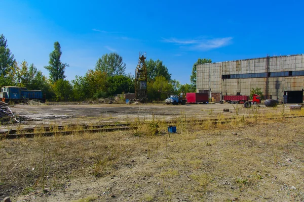 Antigua fábrica arruinada y abandonada en la zona industrial — Foto de Stock