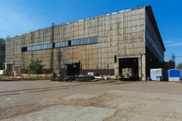 Старий зруйнований і покинутий завод в промисловій зоні — стокове фото