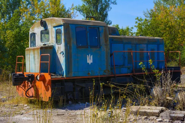 Vieja locomotora oxidada en una fábrica abandonada en la z industrial — Foto de Stock