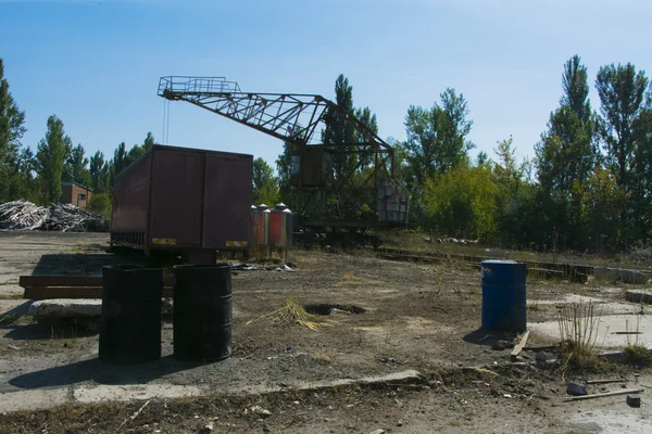 Alte verfallene und verlassene Fabrik im Industriegebiet — Stockfoto