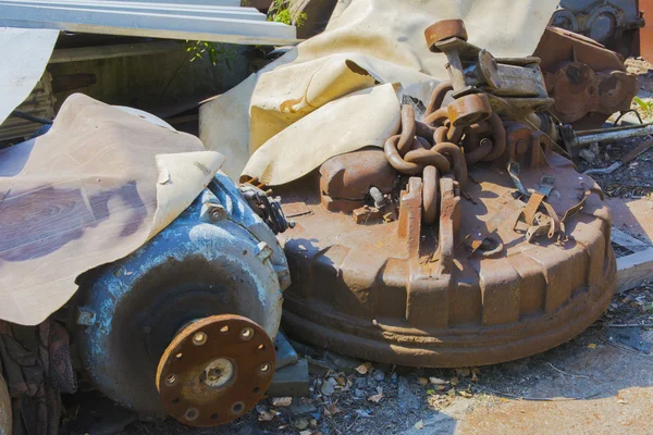 Old rusty engine in an abandoned factory in the industrial zone — Stock Photo, Image