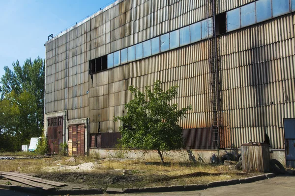 Старий зруйнований і покинутий завод в промисловій зоні — стокове фото