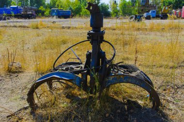 Hurda metal toplamak için eski paslı Hidrolik kıskaç  