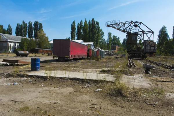 Old ruined and abandoned factory in the industrial zone — Stock Photo, Image