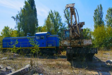 Eski paslı lokomotif sanayi z terkedilmiş bir fabrikada