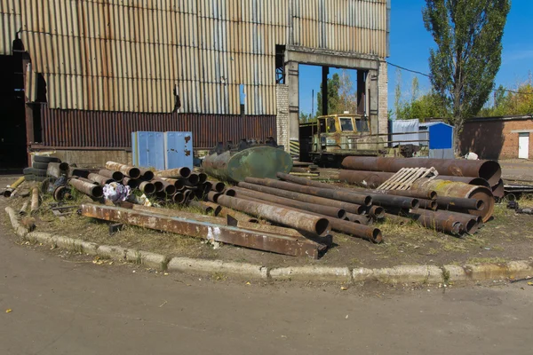 Старый разрушенный и заброшенный завод в промышленной зоне — стоковое фото