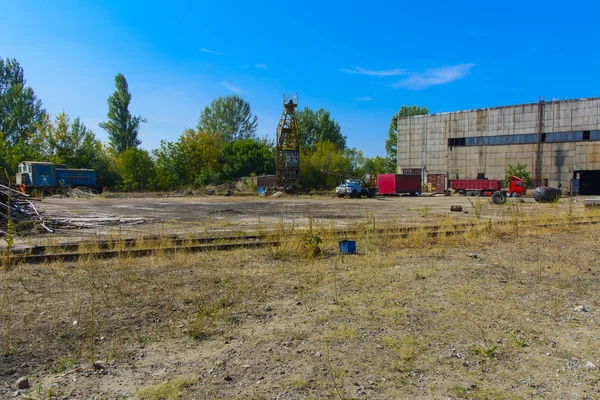 Vecchia fabbrica in rovina e abbandonata nella zona industriale — Foto Stock