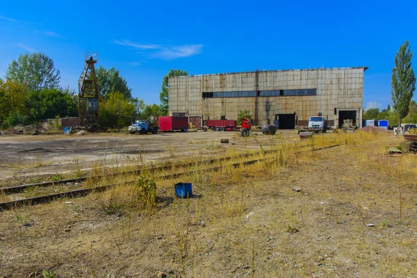 Antigua fábrica arruinada y abandonada en la zona industrial —  Fotos de Stock
