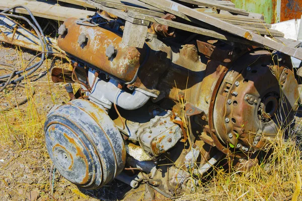 Старый ржавый двигатель на заброшенном заводе в промышленной зоне — стоковое фото
