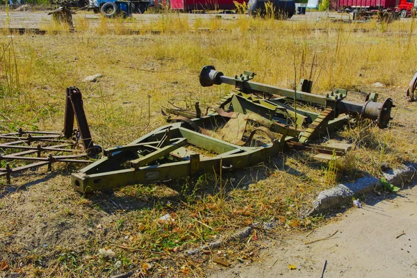 El viejo eje de rueda en una fábrica abandonada en el zon industrial —  Fotos de Stock