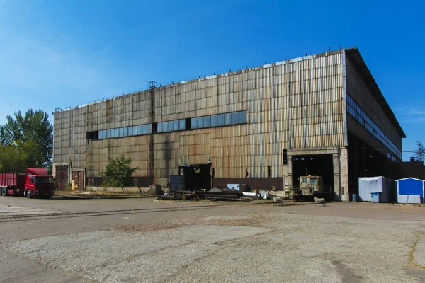 Old ruined and abandoned factory in the industrial zone — Stock Photo, Image