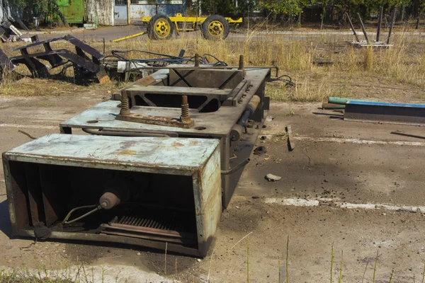 Oude roestig metaal in een verlaten fabriek in de industriezone — Stockfoto