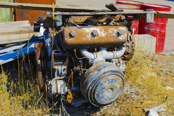 Old rusty engine in an abandoned factory in the industrial zone — Stock Photo, Image