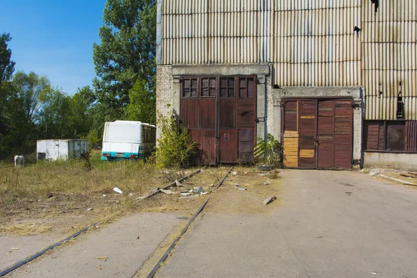 Alte verfallene und verlassene Fabrik im Industriegebiet — Stockfoto