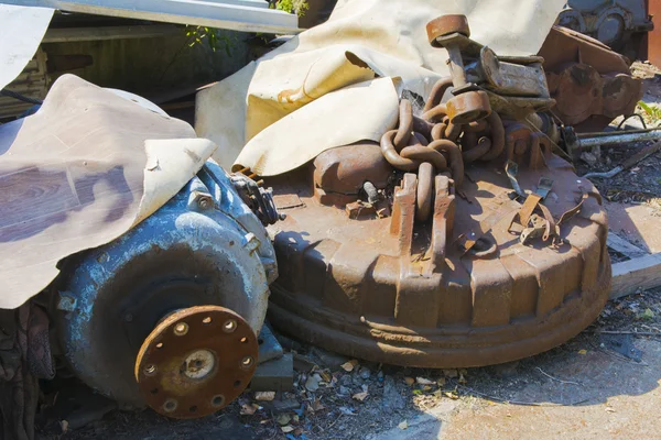 Old rusty engine in an abandoned factory in the industrial zone — Stock Photo, Image