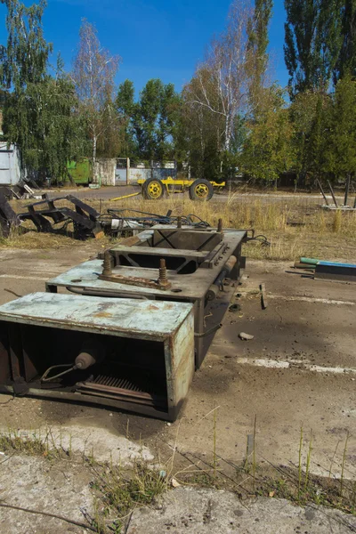 Viejo metal oxidado en una fábrica abandonada en la zona industrial —  Fotos de Stock