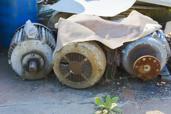 Old rusty engine in an abandoned factory in the industrial zone — Stock Photo, Image