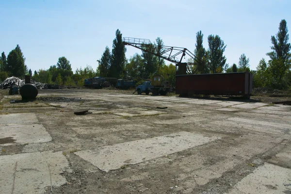 산업 영역에서 오래 된 파괴와 버려진 공장 — 스톡 사진