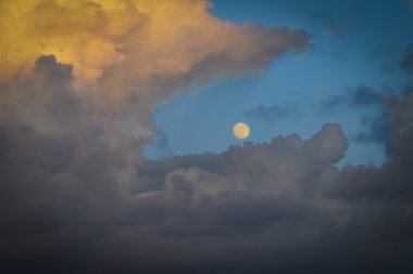 Dolunay bulutlu güneş Set sırasında