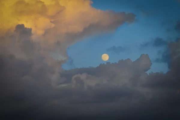 Dolunay bulutlu güneş Set sırasında