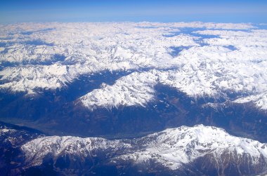 Alpler, Avusturya. Avusturya Alpleri'nde üzerinde uçan.