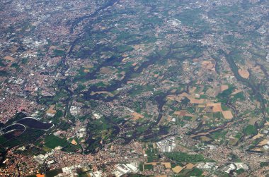 Uçan uçak penceresinden görüntülemek