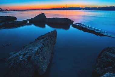 Gün batımında ya da gün doğumunda mavi renkli kayalar. Romanya 'nın Galati kentinde Tuna Nehri