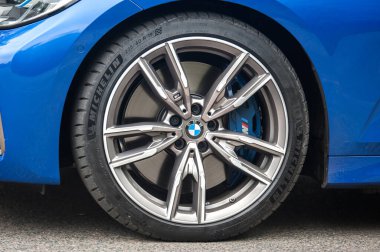 Galati, Romanya - 4 Temmuz 2020: 2020 Mavi BMW 3 Serisi G20 M340i xDrive Steptronic wheel ve krom jant