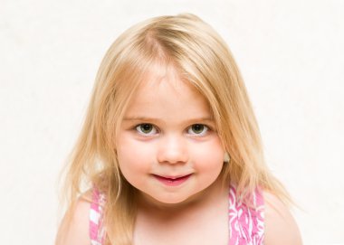 Güzel sarışın toddler bebek kız arsız sırıtma ile portresi