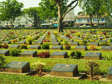 2. Dünya Savaşı 'nda Japon esirleri için yapılan 2. Dünya Savaşı mezarlığı. Tayland 'da çekilmiş. Kanchanaburi Bölgesi. 26 Şubat 2021.