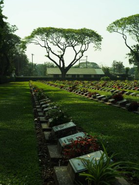 2. Dünya Savaşı 'nda Japon esirleri için yapılan 2. Dünya Savaşı mezarlığı. Tayland 'da çekilmiş. Kanchanaburi Bölgesi. 26 Şubat 2021.