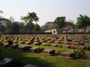 2. Dünya Savaşı 'nda Japon esirleri için yapılan 2. Dünya Savaşı mezarlığı. Tayland 'da çekilmiş. Kanchanaburi Bölgesi. 26 Şubat 2021.