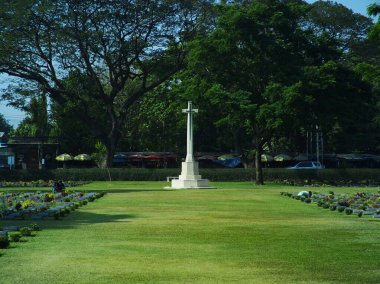 2. Dünya Savaşı 'nda Japon esirleri için yapılan 2. Dünya Savaşı mezarlığı. Tayland 'da çekilmiş. Kanchanaburi Bölgesi. 26 Şubat 2021.