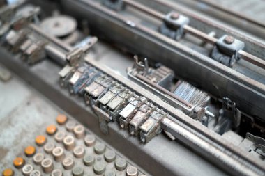 Retro Hesaplama Ekipmanı ve Bankacılık Para Makinesi ile Eski 50 'ler Banka Ofisi. Geçmişe İyi Hafıza