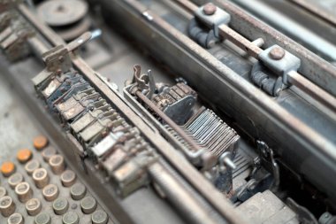 Retro Hesaplama Ekipmanı ve Bankacılık Para Makinesi ile Eski 50 'ler Banka Ofisi. Geçmişe İyi Hafıza