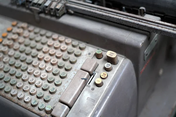 Retro Hesaplama Ekipmanı ve Bankacılık Para Makinesi ile Eski 50 'ler Banka Ofisi. Geçmişe İyi Hafıza