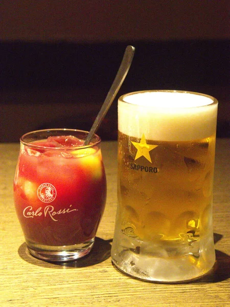 Takayama JAPAN - 9 Nisan 2014: Ahşap tablolu Sapporo Bira.