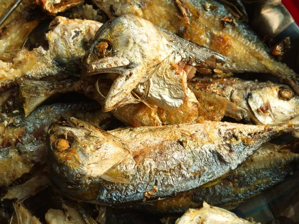 Zbliżenie Smażona Ryba Makreli Najpopularniejsze Menu Rybne Tajlandii — Zdjęcie stockowe