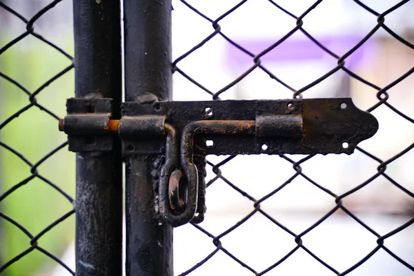 Grungy Rusty Old Latch Metal Wire Fence Retro Vintage — Stock Photo, Image