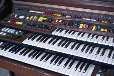 Klasik Büyük Piyano Klavyesi. Büyük eski bir kilise organında bir sürü anahtar ve düğme var. Bangkok, Tayland 5 Ocak 2020.