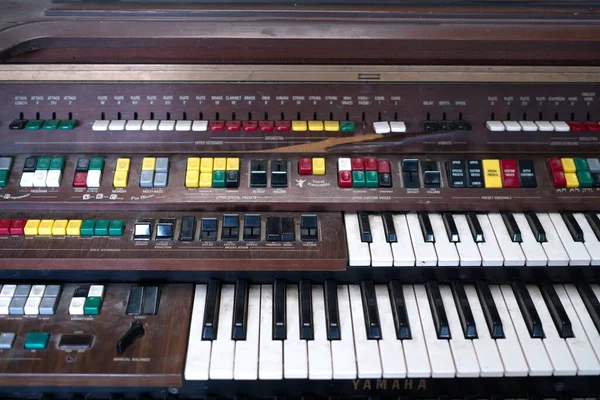 Die Vintage Big Piano Keyboard Viele Tasten Und Knöpfe Einer — Stockfoto