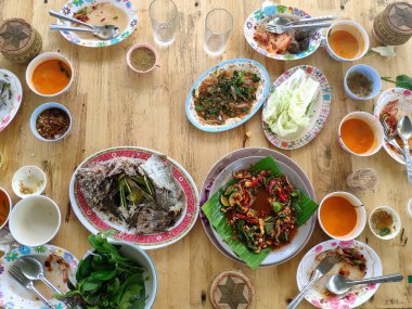 Yemekten sonra. The Real Esan Food 'un en iyi görüntüsü. Tayland 'ın kuzeydoğusundan Tayland yemeği. Çok orijinal bir çekim..